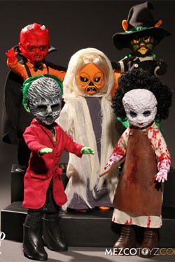 Die Living Dead Dolls Serie von Mezco Toys geht in die 32. Runde. Jede Puppe ist ca. 25 cm groß, trägt echte Stoffkleidung und wird einzeln verpackt in einer Fensterbox geliefert.Inhalt:- Ghoul- Skeletal butcher- Black cat witch- Demon ghost- Devil