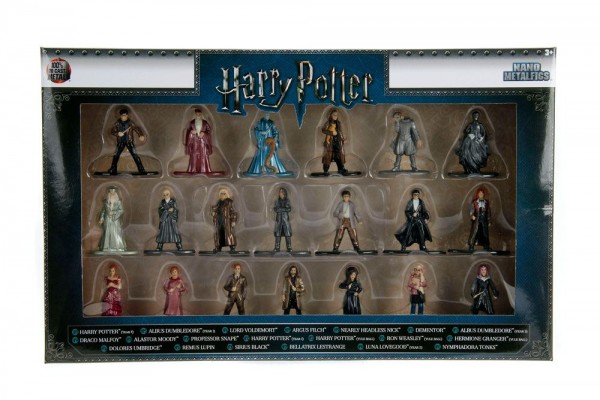 Aus der Nano Metalfigs Reihe kommt dieser Pack mit 20 detailreichen Figuren aus Metall. Die Figuren sind ca. 4 cm groß und werden in einer Fensterbox geliefert.Inhalt:- 1x 98818 Harry - 1x 98821 Dumbledore- 1x 98822 Voldemort- 1x 98824 Filch- 1x 99825 Nic